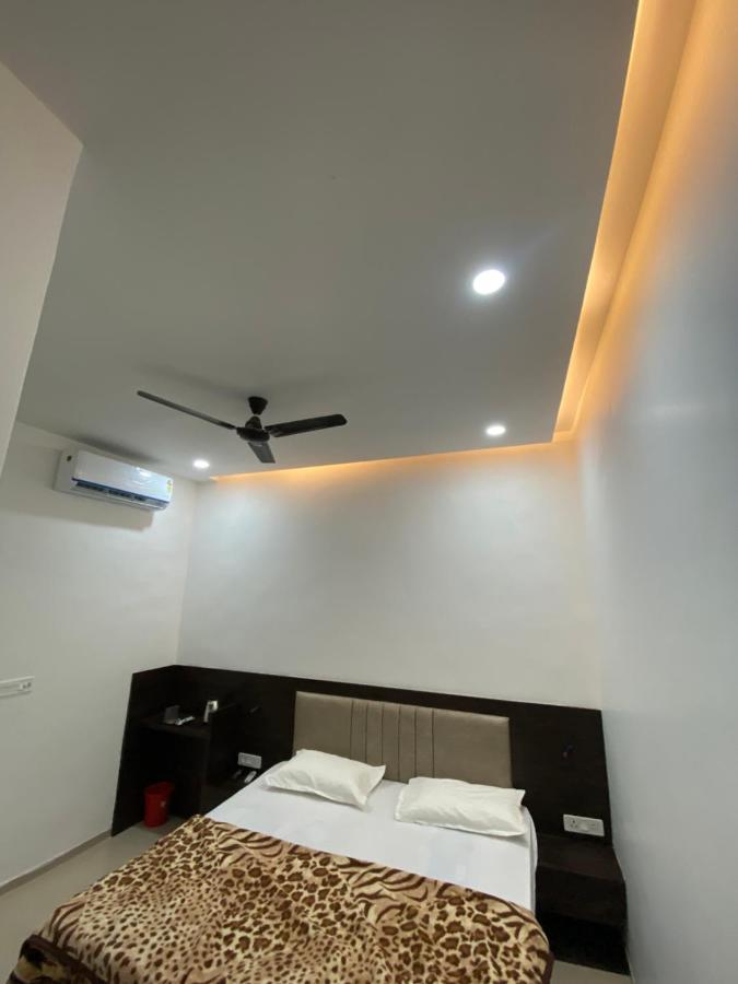 Solitaire Gardens Near Airport Lucknow Exterior photo